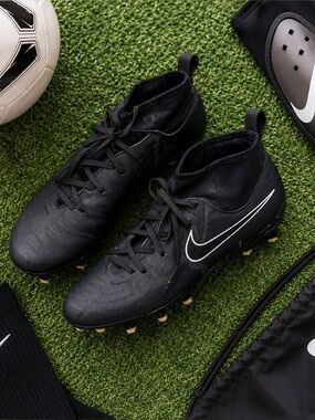 Nike Jr Phantom Luna 2 Academy FG Soccer Cleats Youth Size 1.5 Black White